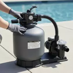 Filtro de arena y bomba de piscina junto al borde, categor&iacute;a filtraci&oacute;n